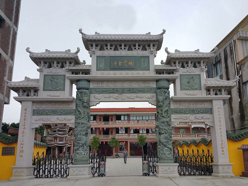 農(nóng)村石牌坊